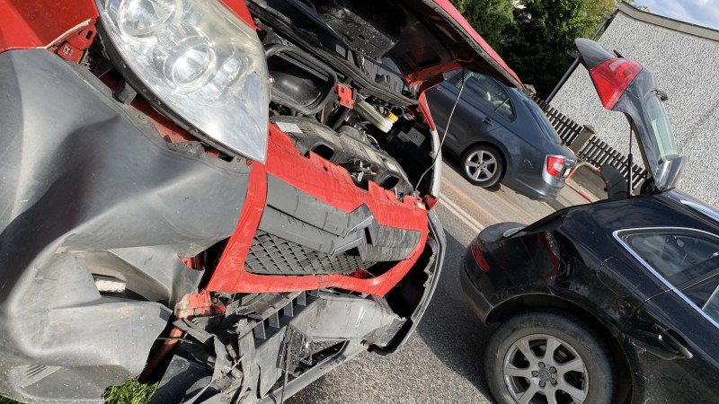 Zderzenie busa z osobówką w Kobylnicy